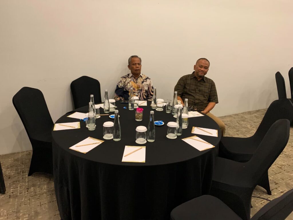 Kepala Bagian Teknik, Masroni (kiri) dan Kepala Bagian Humas dan Layanan Pelanggan, Yudi Triono Raharjo (kanan) ikut serta pada FGD SPAM Regional Bregas