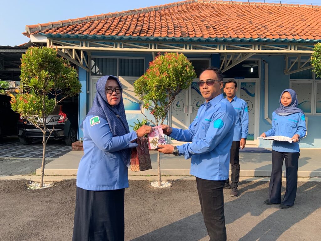 Penyerahan Cindera Mata oleh Direktur Teknik, Joko Supriatno kepada Ibu Sopiyah